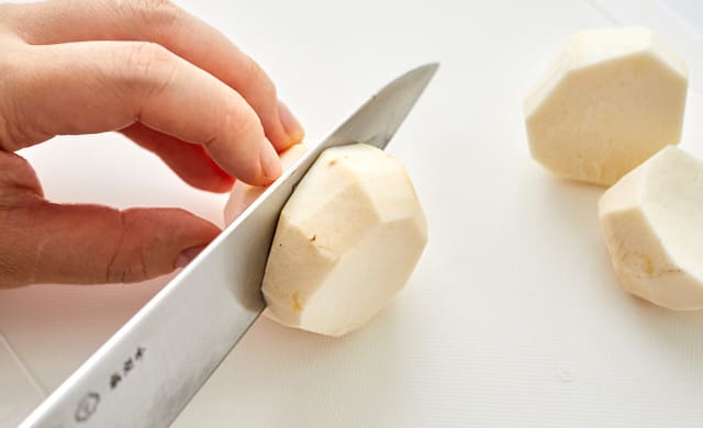 里芋を切っている写真