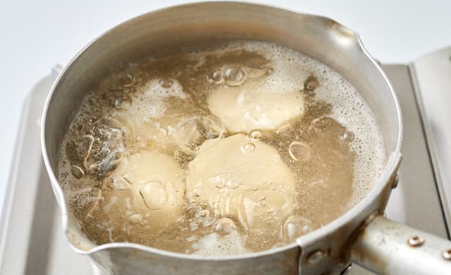 里芋を煮ている写真