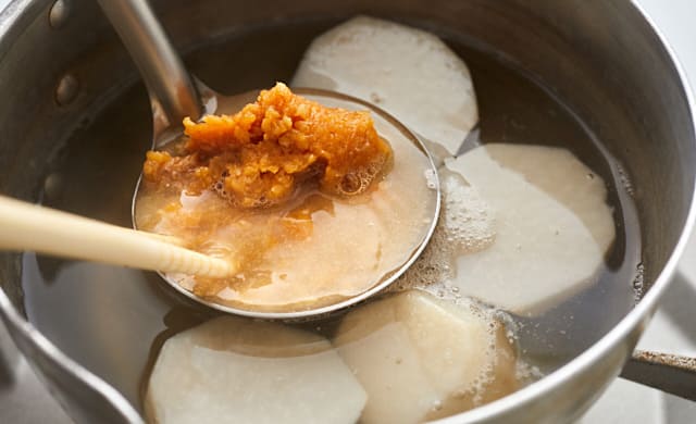 味噌を溶き入れている写真