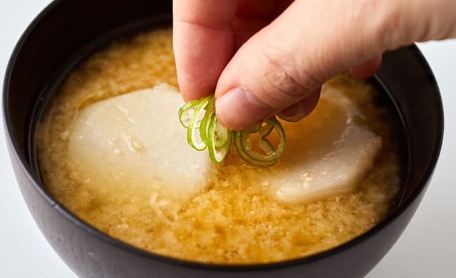 長ねぎをちらしている写真