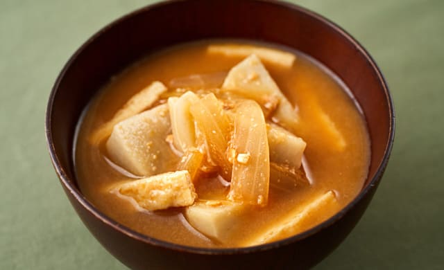 里芋と玉ねぎの味噌汁の写真