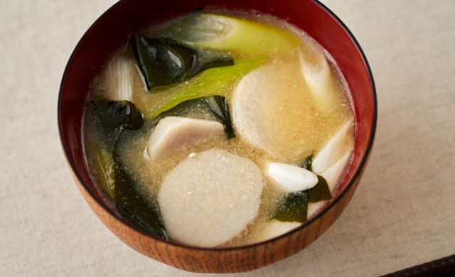 里芋とわかめの味噌汁の写真