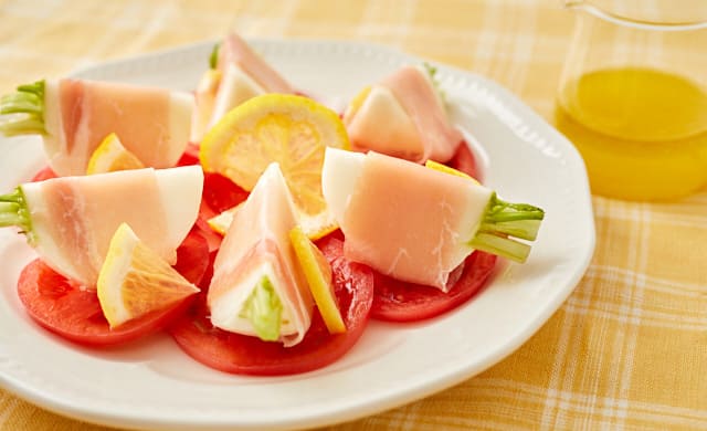 かぶと生ハムのサラダの写真