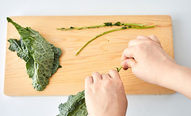 カーボロネロの茎をのぞいている写真