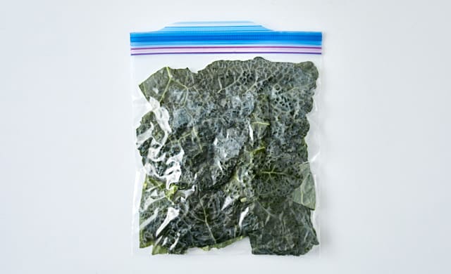 カーボロネロを冷凍用保存袋に入れている写真