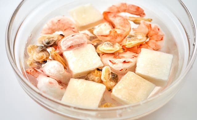 シーフードミックスを解凍している写真