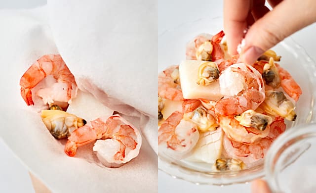 シーフードミックスに塩をふっている写真