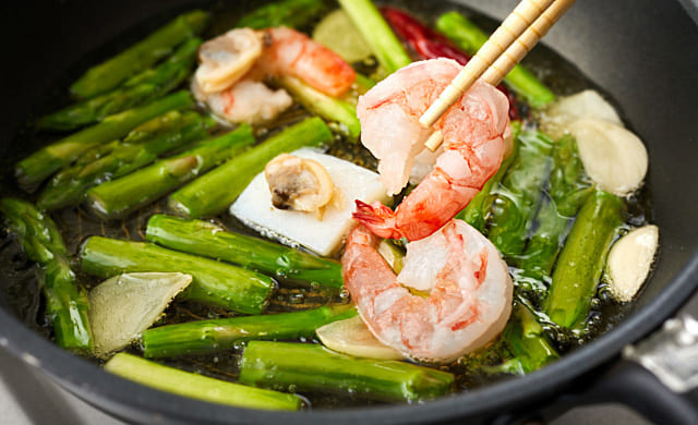 シーフードミックスを加えている写真