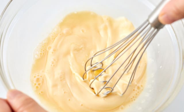 卵と牛乳を混ぜている写真