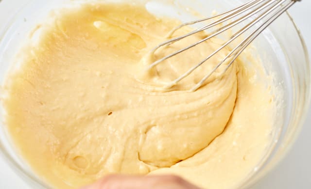 ホットケーキミックスを加え混ぜている写真