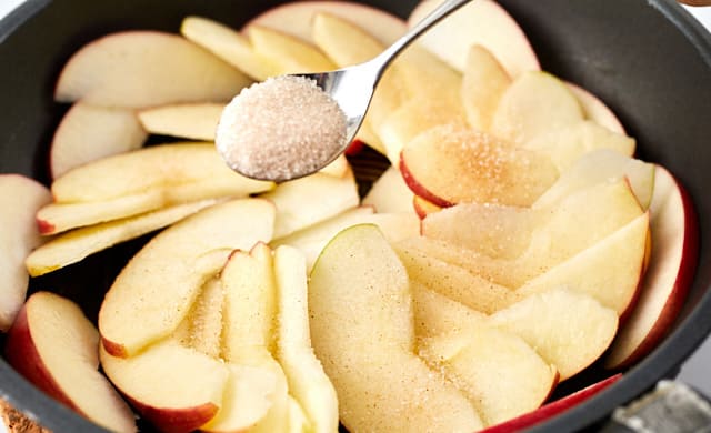 シナモンシュガーをふっている写真