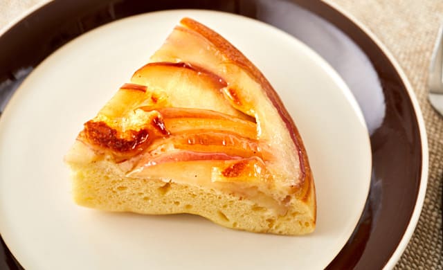 カットして器に盛ったリンゴケーキの完成の写真