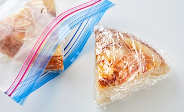 カットしてラップで包み、冷凍用保存袋に入れたりんごケーキの写真