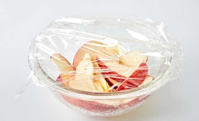 耐熱ボウルにラップをしている写真