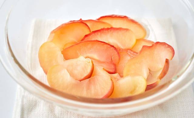 りんごのコンポートを冷ましている写真