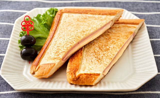 ハムとチーズのホットサンドの写真