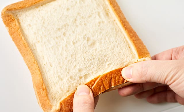 サンドイッチのふちを作っている写真