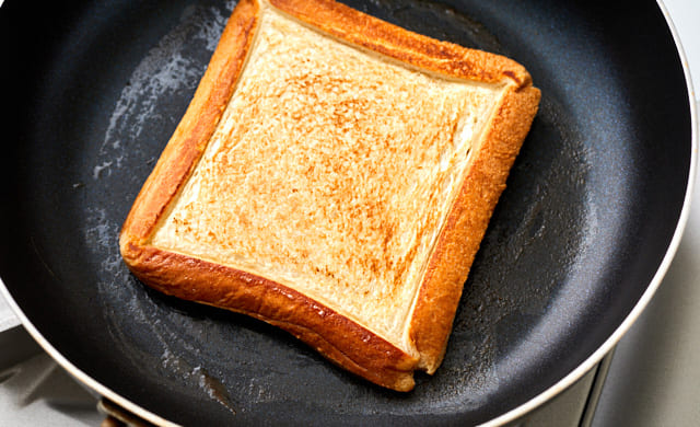 ホットサンドを焼いている写真