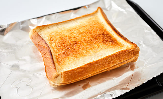 ホットサンドを焼いている写真