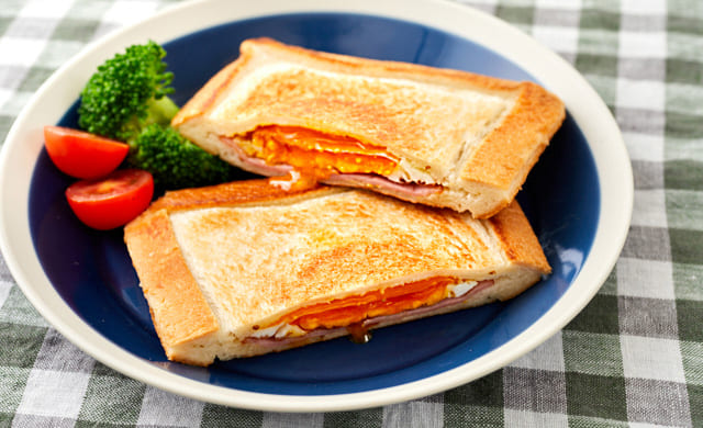 ベーコンエッグのホットサンドの写真