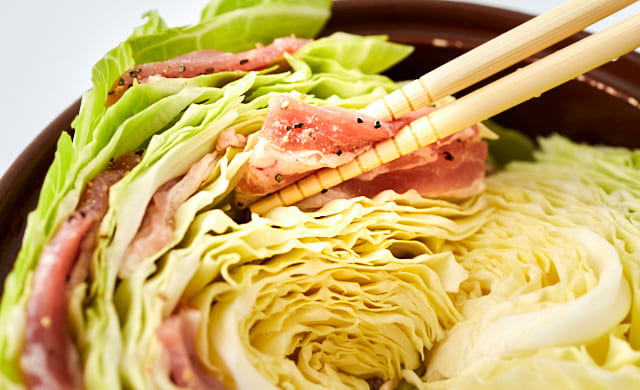 キャベツの間に豚肉を挟んでいる写真