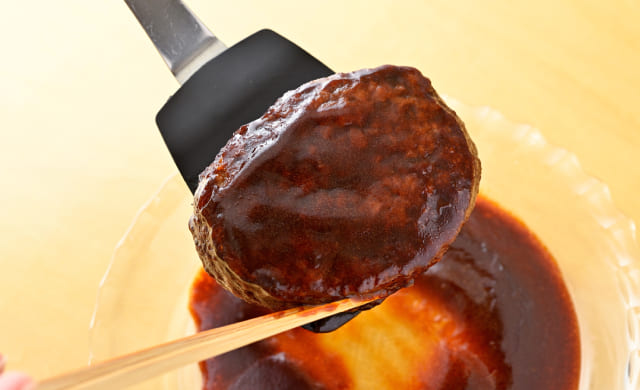 デミグラスソースの汁気を切っている様子