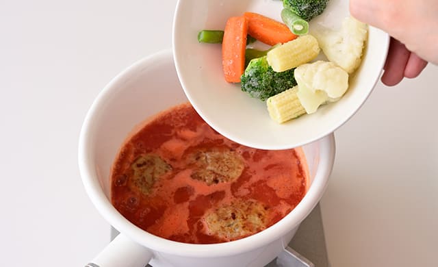 鍋に具材を入れている様子