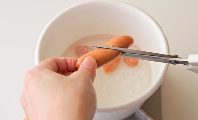 ウインナーをキッチンバサミで切っている様子