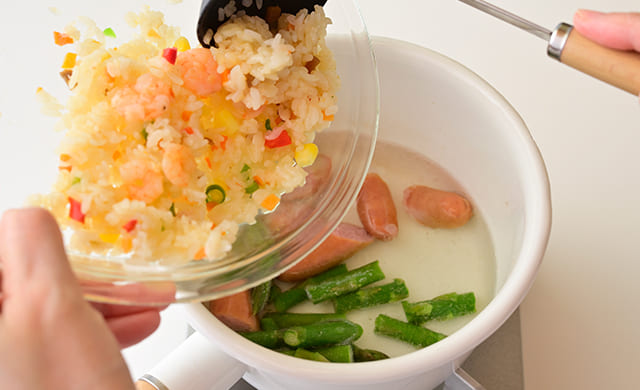『えびピラフ』を鍋に入れている様子