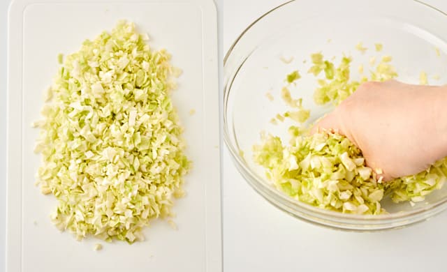 キャベツを揉んでいる写真