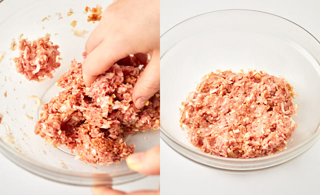 肉を混ぜている写真