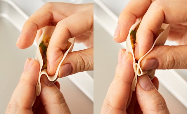 餃子のひだを作っている写真