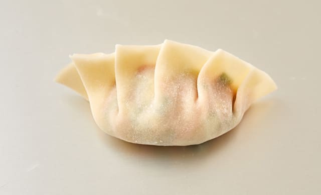 包み終わった餃子の写真