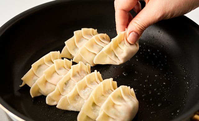 餃子を焼いている写真