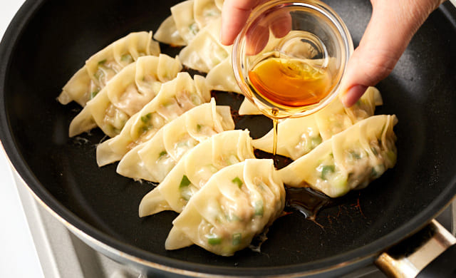 ごま油を加えている写真