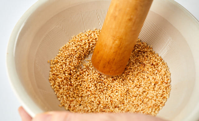 ごまをすっている写真