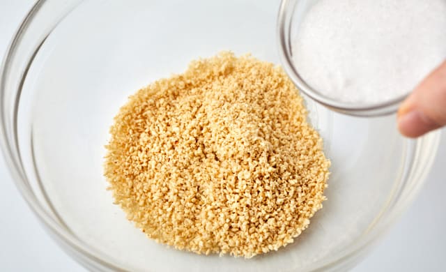 すりごまで和え衣を作っている写真