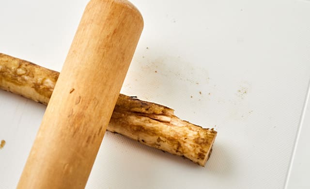 すりこぎでたたいている写真