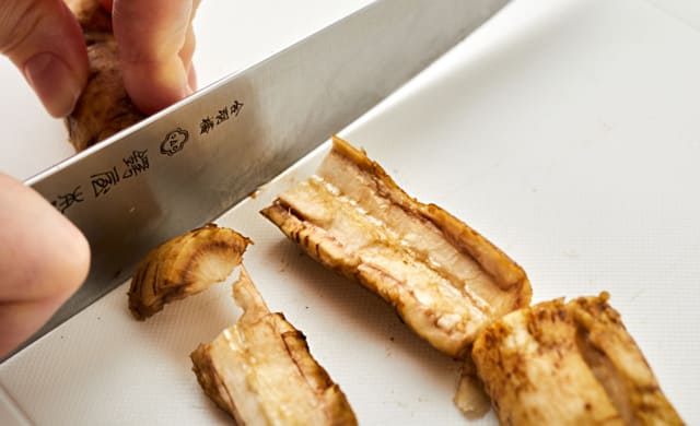 ごぼうを切っている写真