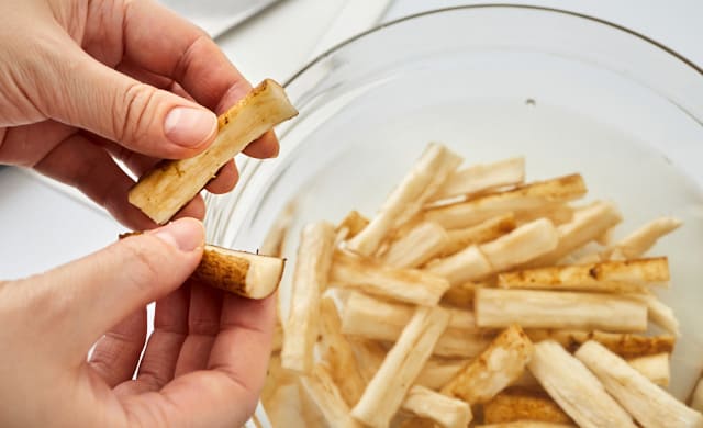 ごぼうを酢水にさらしている写真