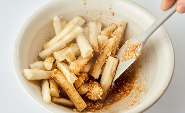 ごぼうを和え衣で和えている