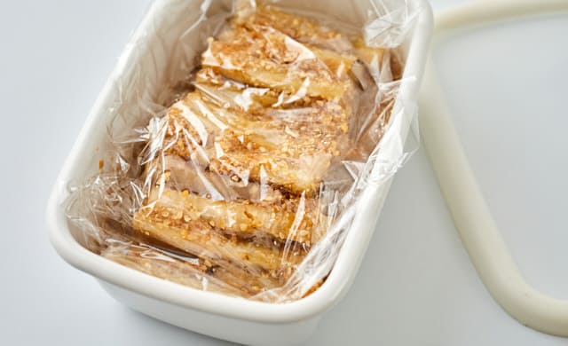 保存容器に入れたたたきごぼうの写真