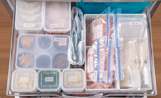 冷凍庫の上段に食材を平置き＆縦置きしている写真