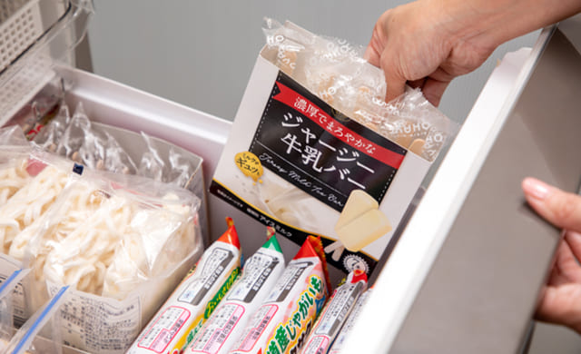 アイスバーを箱に立てて収納している写真