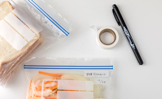 冷凍用保存袋の上部にラベリングしている写真