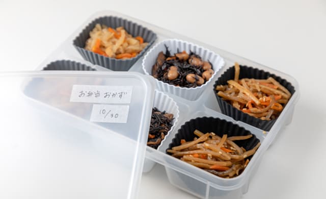 保存容器のふたにラベリングしている写真