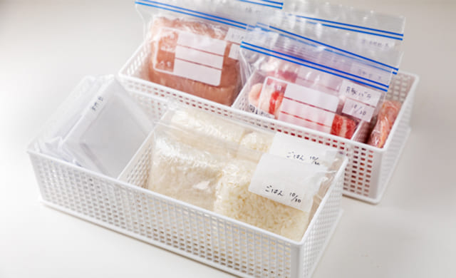 プラスチックケースに小さな食材をまとめている写真