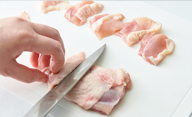 鶏肉をそぎ切りにしている写真