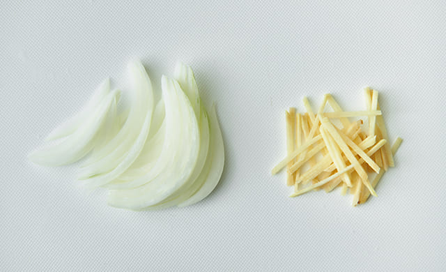 切った玉ねぎと生姜の写真