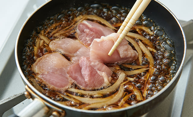 親子丼の具を煮ている写真